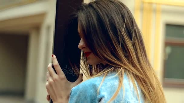 Очаровательная молодая блондинка с красными губами позирует перед камерой — стоковое видео
