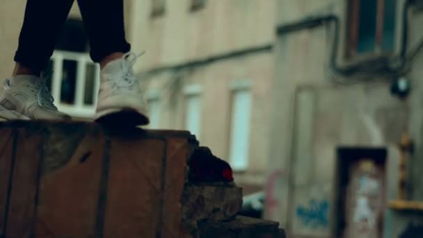 Kız sokak spor ayakkabı giriyor, yakın çekim — Stok video