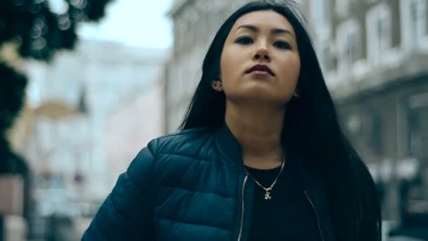 아름다움 아시아 여 자가 거리에서 포즈 보라색 입술으로 — 비디오