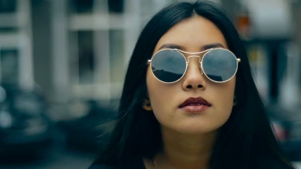 Vicino di bellezza asiatico bruna in occhiali da sole — Video Stock