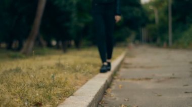 sınır siyah yürüyen kız