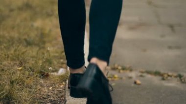 kadın siyah Kenarlık on açık havada yürür