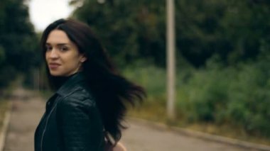 Latin esmer deri ceketli sokak ve kameraya poz içeri girer