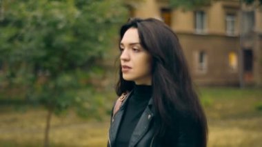 sokak ve gülümser neşeli esmer kız yürüyor