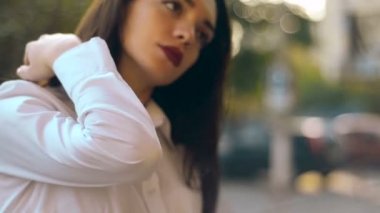 zarif genç latin kız açık havada poz kadar güzel yapmak ile