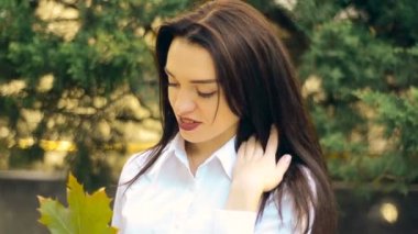 Neşeli genç esmer Bayan ile telafi tutar bir yaprağı