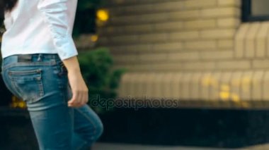 ince genç bayan merdivenlerden yukarı bir verandaya yürür.