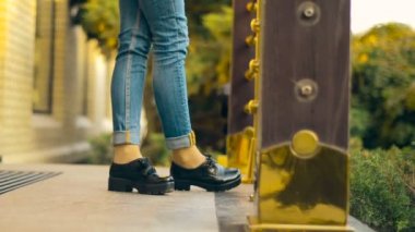 seksi Bayan verandada poz