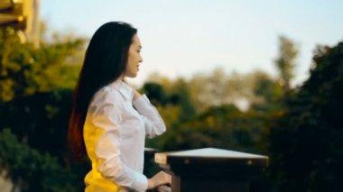 şık latin kadın bir verandaya poz