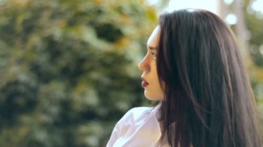 Makyaj poz ile sevimli genç esmer Bayan