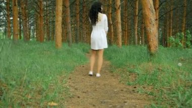 genç esmer beyaz derss patika ormanda yürür