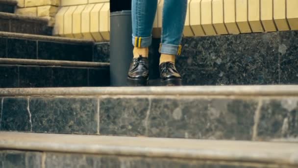 Девушка спускается по лестнице — стоковое видео