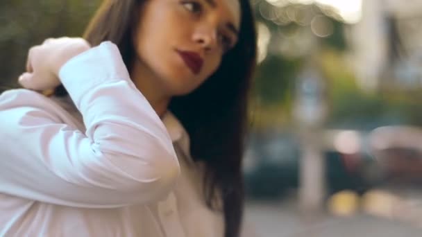 Jovem menina latina elegante com bela maquiagem posando ao ar livre — Vídeo de Stock