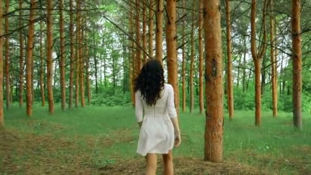 Alegre chica en blanco vestido camina en el bosque — Vídeo de stock