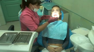 güzel genç kız dişlerini davranır