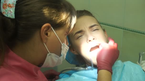 Mignonne jeune fille traite ses dents — Video