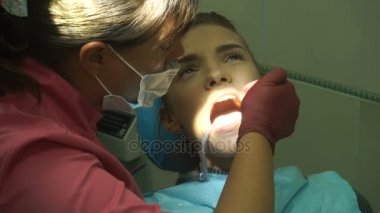 genç kız dişlerini davranır