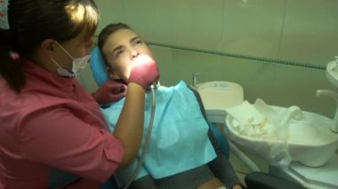 sevimli kız dişçi dişlerini davranır