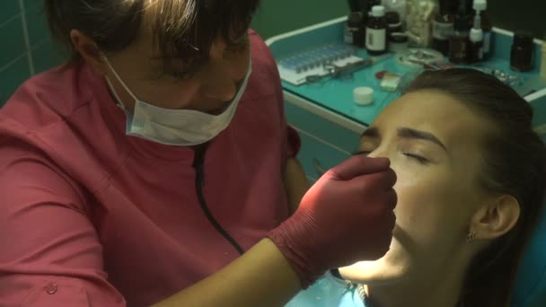 Mulher atraente no dentista trata seus dentes — Vídeo de Stock