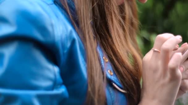 Chica lleva con los dedos en la pantalla de un teléfono móvil — Vídeos de Stock