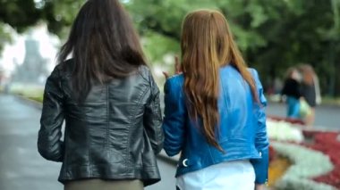 deri ceketler kız yavaş yavaş caddeden aşağı git ve konuş