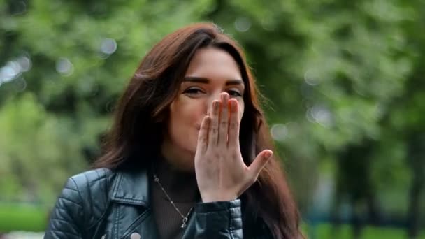 Привлекательная юная брюнетка шлет поцелуй в камеру — стоковое видео