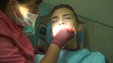 Genç sevimli kız dişlerini davranır