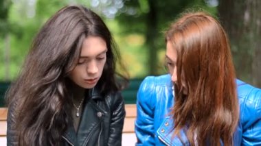 esmer kız parkta anlatıyor