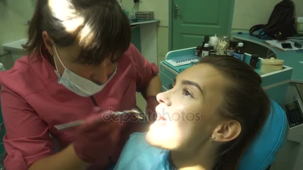 Atraente jovem trata seus dentes — Vídeo de Stock