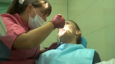 genç çekici kız dişlerini davranır