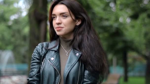 Krásná smyslná žena stojí na ulici a vypadá do dálky — Stock video