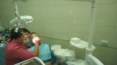 genç güzel kız dişlerini davranır