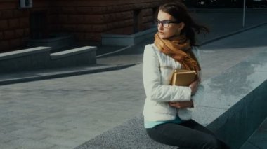 genç güzel esmer kız bardaklarda ellerinde kitaplarla