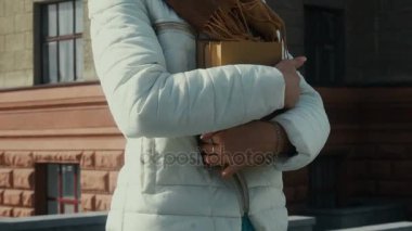 bir kitap sokakta kız