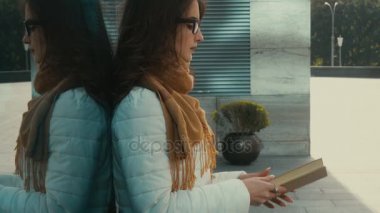 genç güzel öğrenci Kız bardaklarda bir kitap okuma