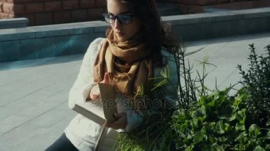 tatlı genç esmer kadın gözlük bir kitap okuma