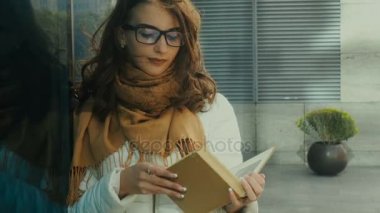 Sevimli genç esmer öğrenci kitap okuma