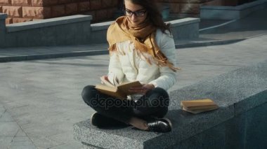 Genç Kız bardaklarda bir kitap okuma