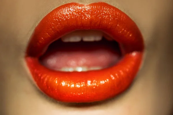 Macro de labios femeninos con lápiz labial rojo —  Fotos de Stock