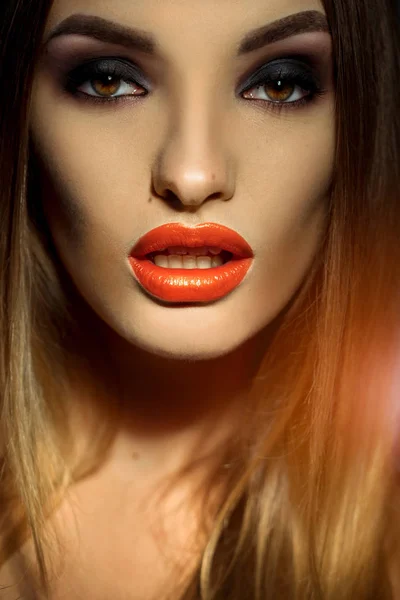 Studio ritratto di bella ragazza con make up guardando la fotocamera con la bocca aperta — Foto Stock