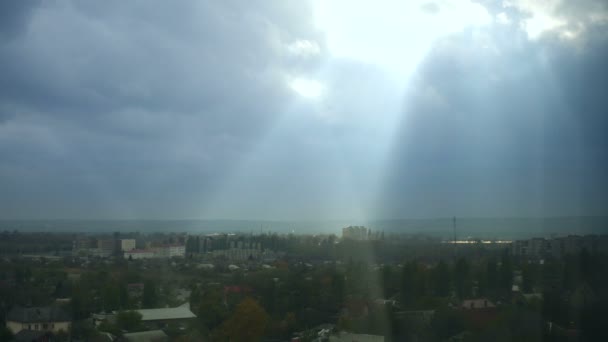 Oscuros cielos sombríos con nubes sobre el telón de fondo de la ciudad — Vídeos de Stock