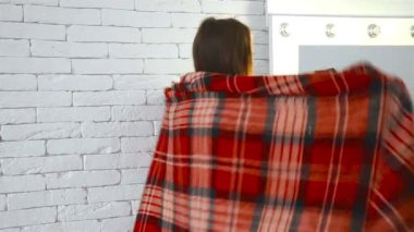 sevimli kız ayakta parlak bir ayna yakınındaki ve battaniye gizli