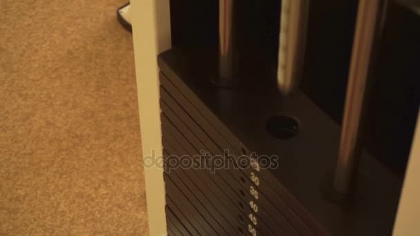 Primer plano de la pila de peso de una máquina de ejercicio de cable 4k — Vídeos de Stock