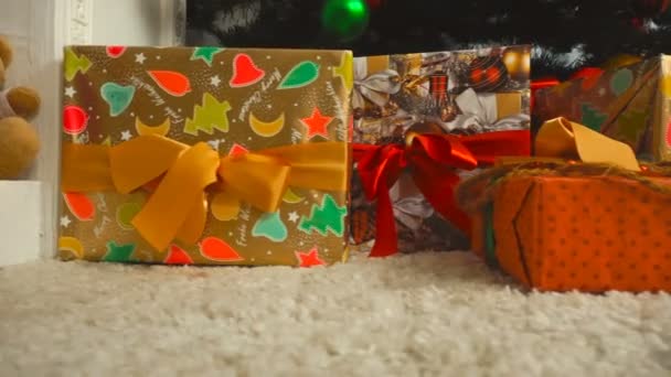 Muchos Regalos Bajo Árbol Navidad — Vídeo de stock