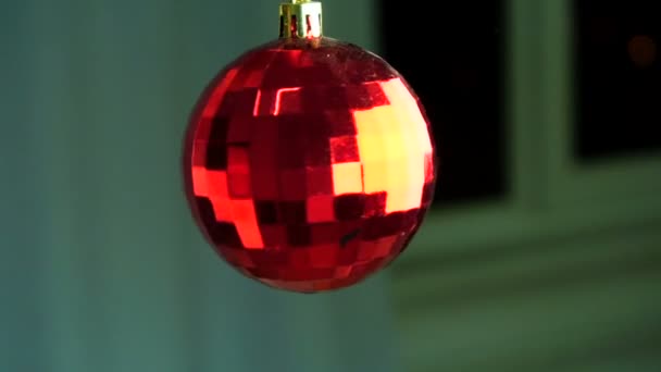 Bonito Ornamento Bola Natal Vermelho Câmera Lenta Girando — Vídeo de Stock