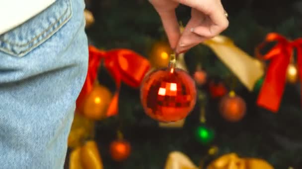 迷人的年轻女孩装饰在家里的4K 明亮的红色球圣诞树 — 图库视频影像