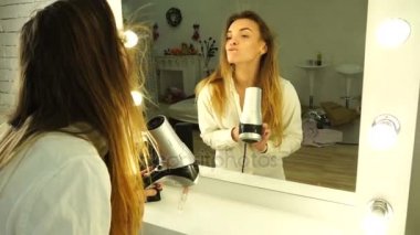 genç kız saç kurur ve evde Aynaya bakar
