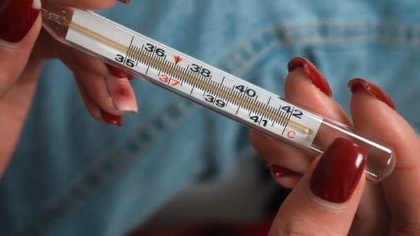 Elinde Bir Termometre Ile Genç Kız — Stok video