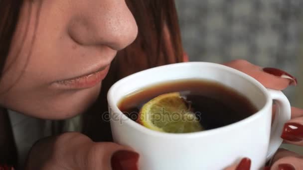 生病的女孩在家里喝着柠檬的热茶 — 图库视频影像