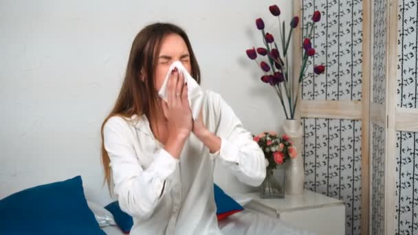 Άρρωστο Κορίτσι Καμαρώνω Κασκόλ Στο Σπίτι Μια Κρεβατοκάμαρα — Αρχείο Βίντεο